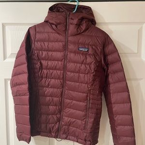 Patagonia W's Down Sweater Hoody - Maroon - S